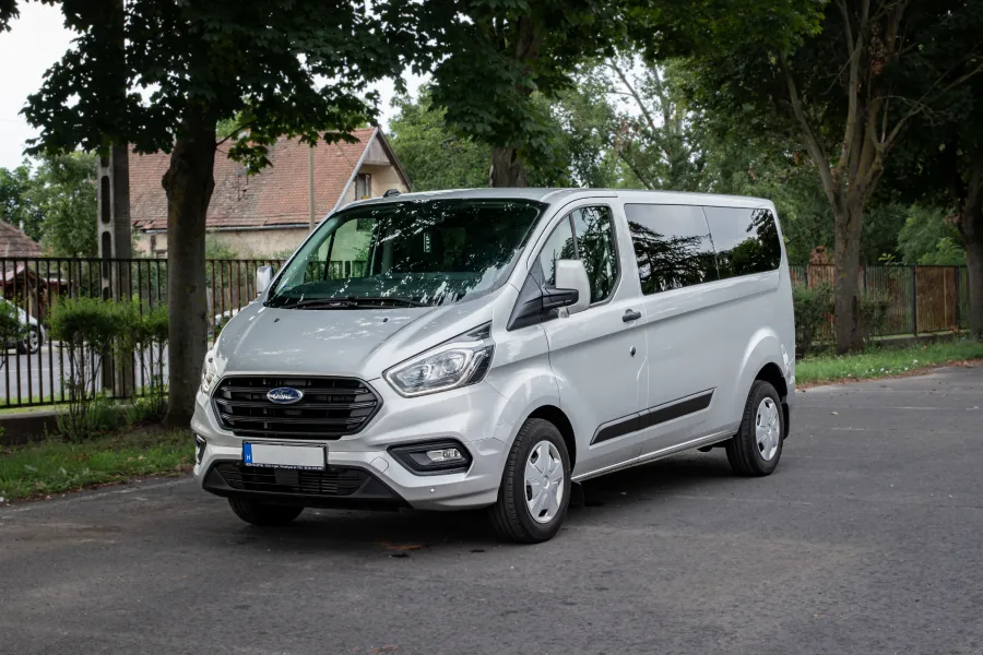 Ford Transit Custom kisbusz bérelhetőa
