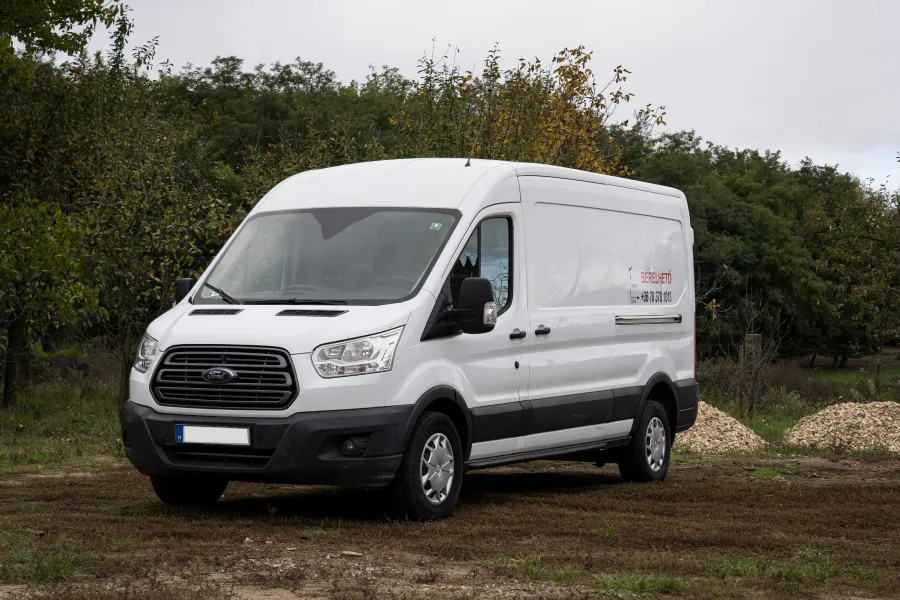 Bérelhető dobozos ford gépjármű