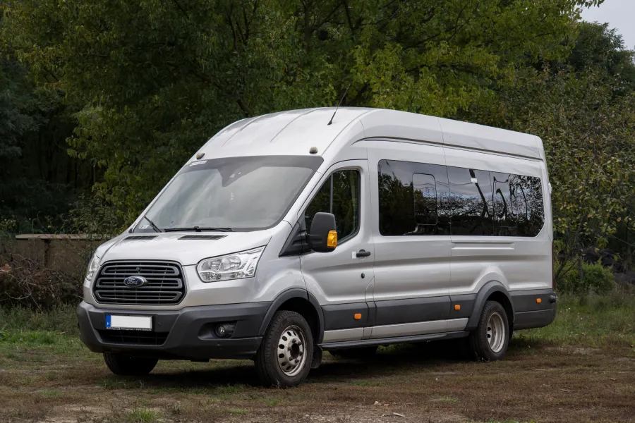 Bérelhető ford kisbusz