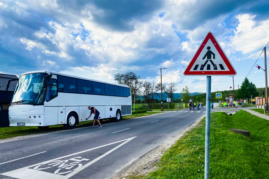 Buszos kirándulás pillanata